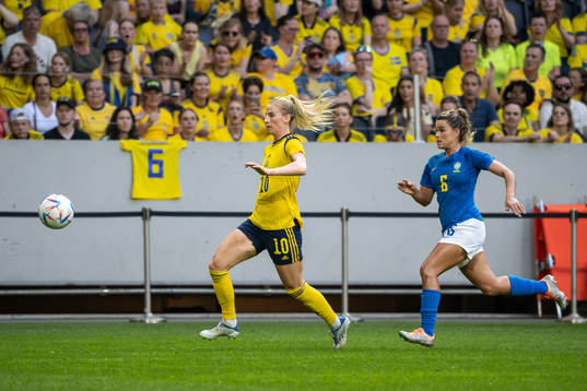 Sofia Jakobsson of Sweden and Tamires of Brazil