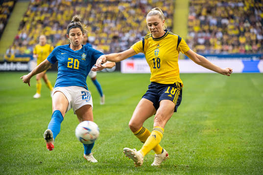 Fernanda of Brazil and Fridolina Rolfö of Sweden