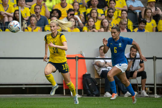 Sofia Jakobsson of Sweden and Tamires of Brazil