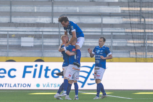Norrbys Max Olsson jublar med lagkamrater