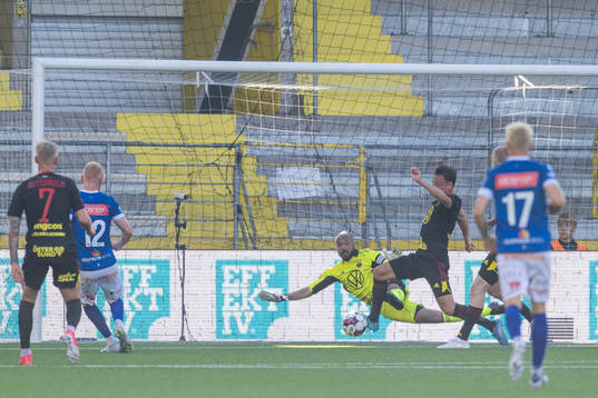 Norrbys Max Olsson gör 1-0 bakom Östersunds målvakt Aly