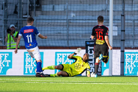 Östersunds målvakt Aly Keita räddar ett läge frpn