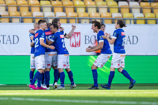 Norrbys Nicklas Savolainen jublar med lagkamrater