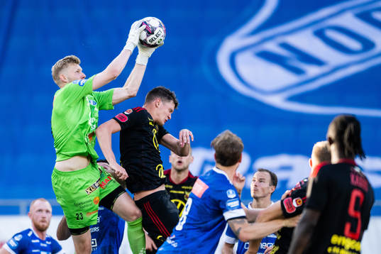 Norrbys målvakt Anton Cajtoft och Östersunds Erlend