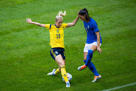Sofia Jakobsson of Sweden and Rafaelle of Brazil