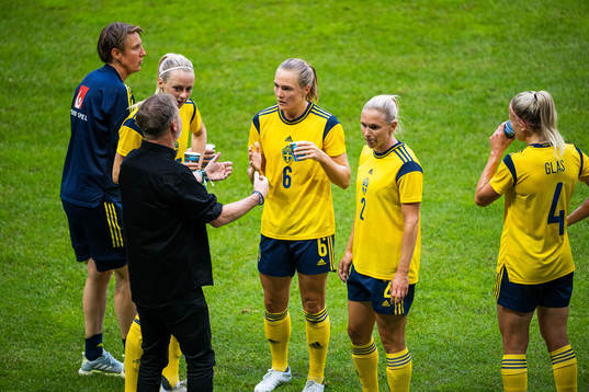 head coach Peter Gerhardsson talks to Nathalie Björn,