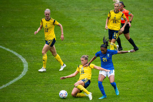 Filippa Angeldahl of Sweden and Kerolin of Brazil