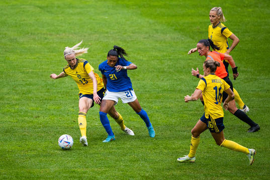 Amanda Ilestedt of Sweden och of Brazil Kerolin