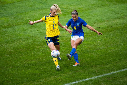 Sofia Jakobsson of Sweden and Tamires of Brazil