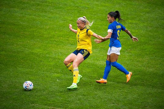 Hanna Glas of Sweden and Debinha of Brazil