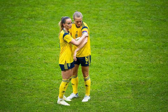 Kosovare Asllani leaves the captains armband to Magdalena