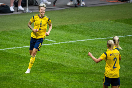 Lina Hurtig celebrates