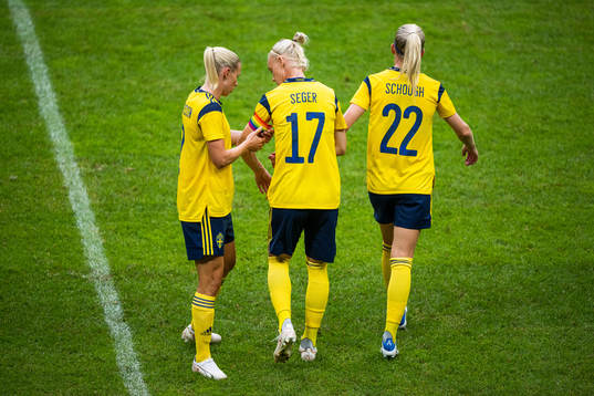 Jonna Andersson puts the captains armband