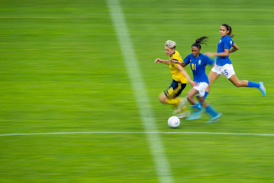 Lina Hurtig of Sweden and Kerolin of Brazil