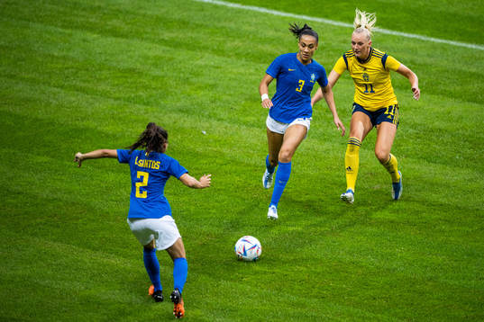 Kathellen of Brazil and Stina Blackstenius of Sweden