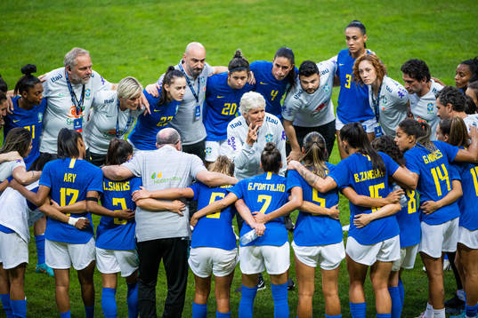 coach Pia Sundhage of Brazil gather with the players