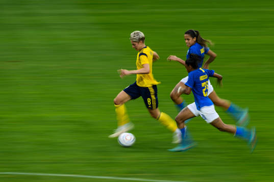 Lina Hurtig of Sweden and Kerolin of Brazil