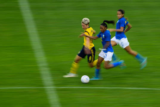 Lina Hurtig of Sweden and Kerolin of Brazil