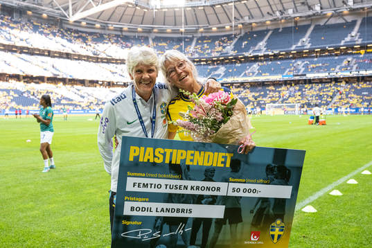 Pia Sundhage and Bodil Landbris pose for a picture