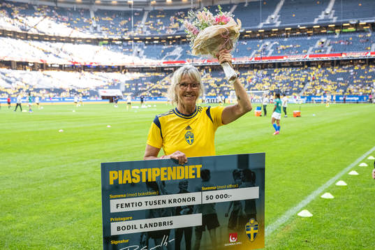 Bodil Landbris pose for a picture