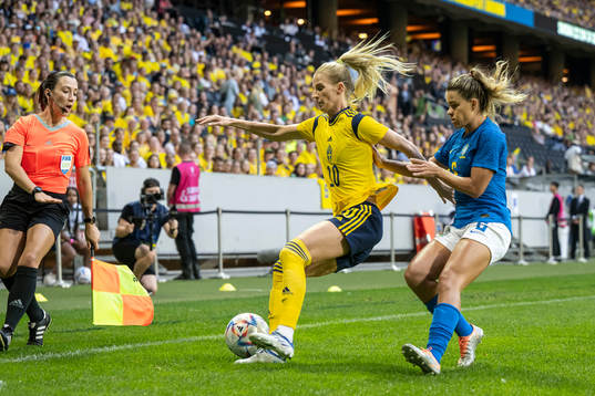 Sofia Jakobsson of Sweden and Tamires of Brazil