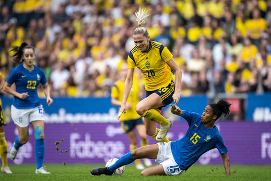 Fridolina Rolfö of Sweden and Tainara of Brazil