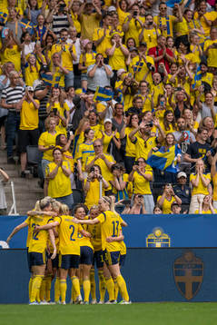 Johanna Rytting Kaneryd of Sweden celebrate with teammates