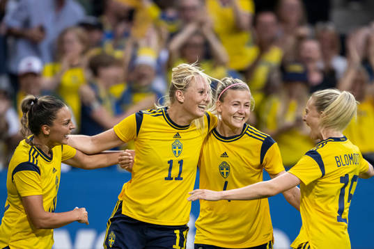 Stina Blackstenius of Sweden celebrate with teammates