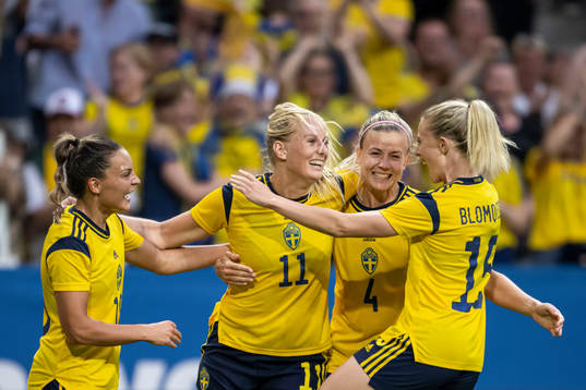 Stina Blackstenius of Sweden celebrate with teammates
