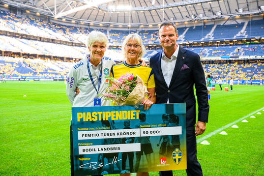 Brazil head coach Pia Sundhage with Piastipendiet recipent