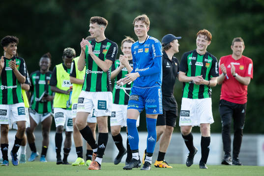 GAIS Anes Cardaklija och målvakt Erik Westgärds jublar