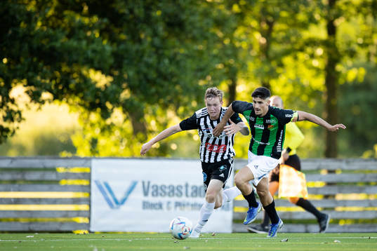 Lindomes Emil Karlsson och GAIS Emin Grozdanic