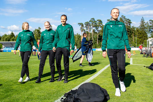 assistant referee Laura Koskinen, assistant referee Alisa