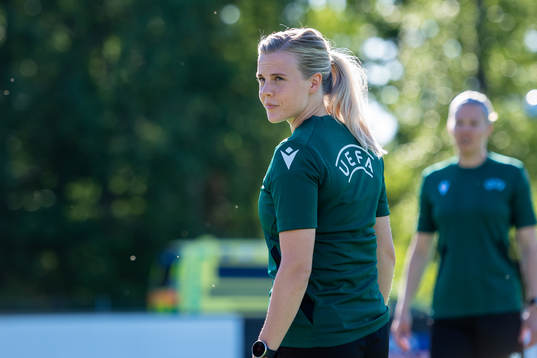 assistant referee Laura Koskinen
