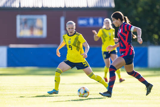 Emilia Larsson of Sweden and Emily Madril of USA