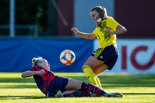 Ava Cook of USA and Ebba Hed of Sweden