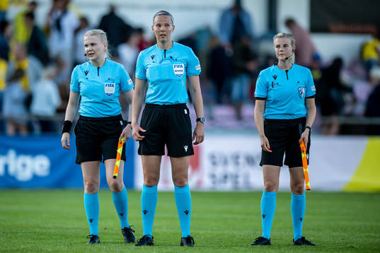 assistant referee Alisa Levälampi, referee Minka Vekkeli