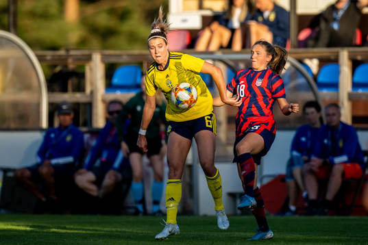 Freja Olofsson of Sweden and Brianna Pinto of USA