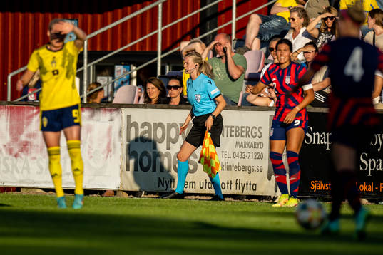assistant referee Laura Koskinen