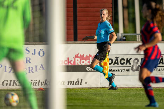 assistant referee Laura Koskinen