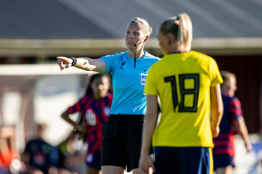referee Minka Vekkeli