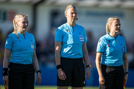 assistant referee Alisa Levälampi, referee Minka Vekkeli