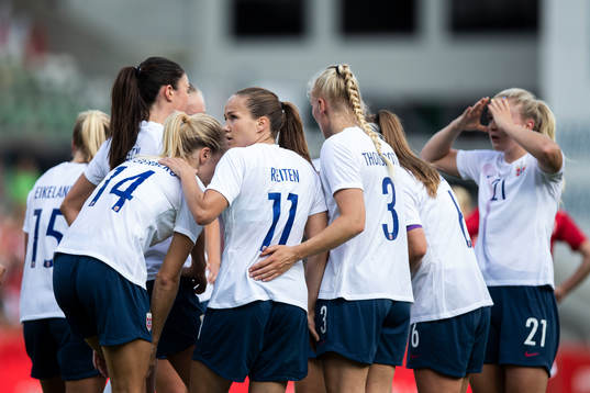 Guro Reiten of Norway celebrate the 1-1 goal with teammates