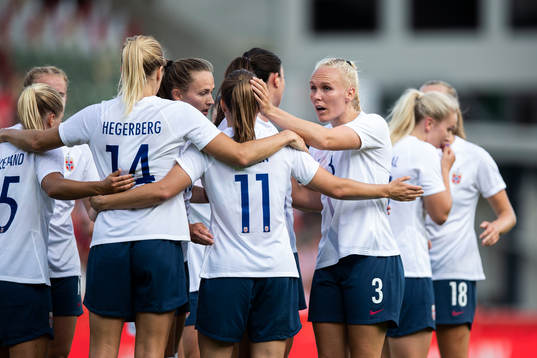 Guro Reiten of Norway celebrate the 1-1 goal with teammates