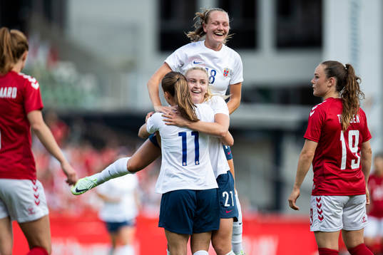 Guro Reiten of Norway celebrate the 1-1 goal with teammates
