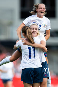 Guro Reiten of Norway celebrate the 1-1 goal with teammates