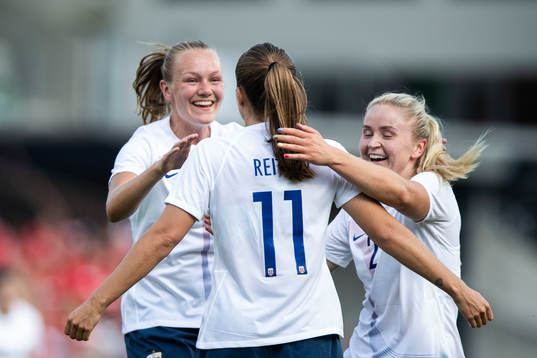 Guro Reiten of Norway celebrate the 1-1 goal with teammates
