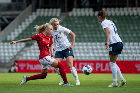 Kathrine Kuhl of Denmark and Anna Jøsendal of Norway uring