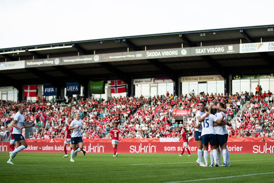 Guro Reiten of Norway celebrate the 1-2 goal with teammates