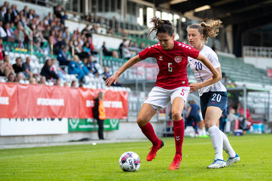 Guro Bergsvand of Norway and Signe Bruun of Denmark
